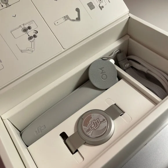 DJI OM 5 Smartphone Stabilizer in White - Picture 7 of 8